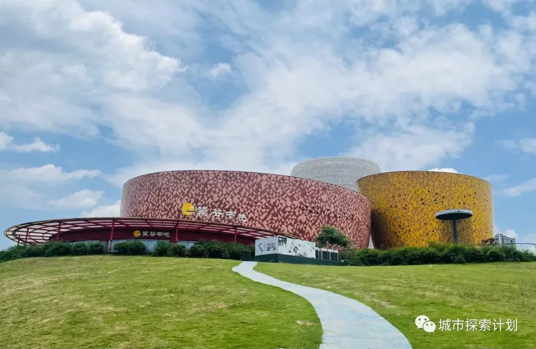 醴陵陶瓷博物馆，草地上的彩色陶瓷建筑与蓝天