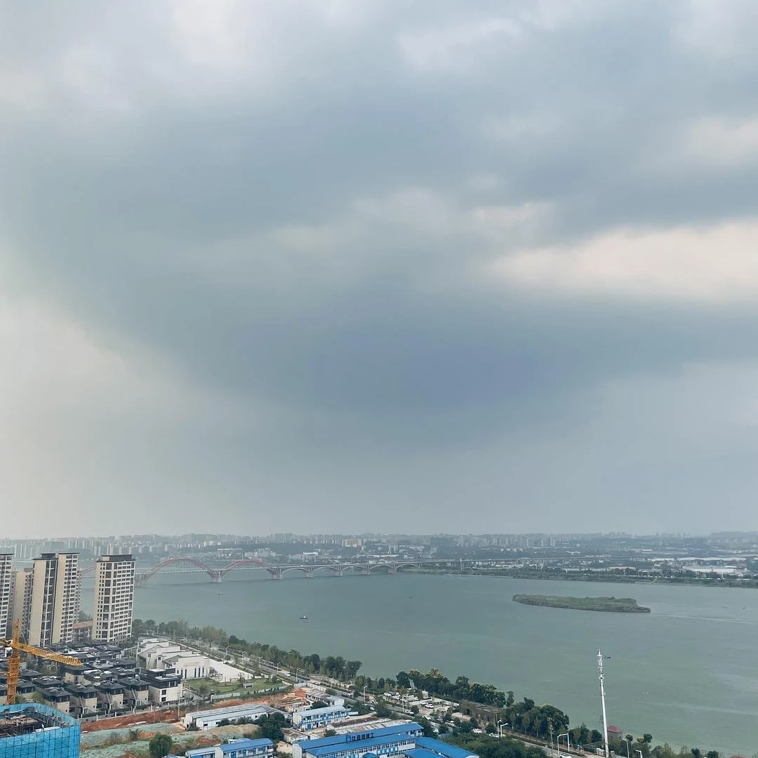 本来想下楼去买点水果的，看到这个天气我怕在半路淋 - 图1