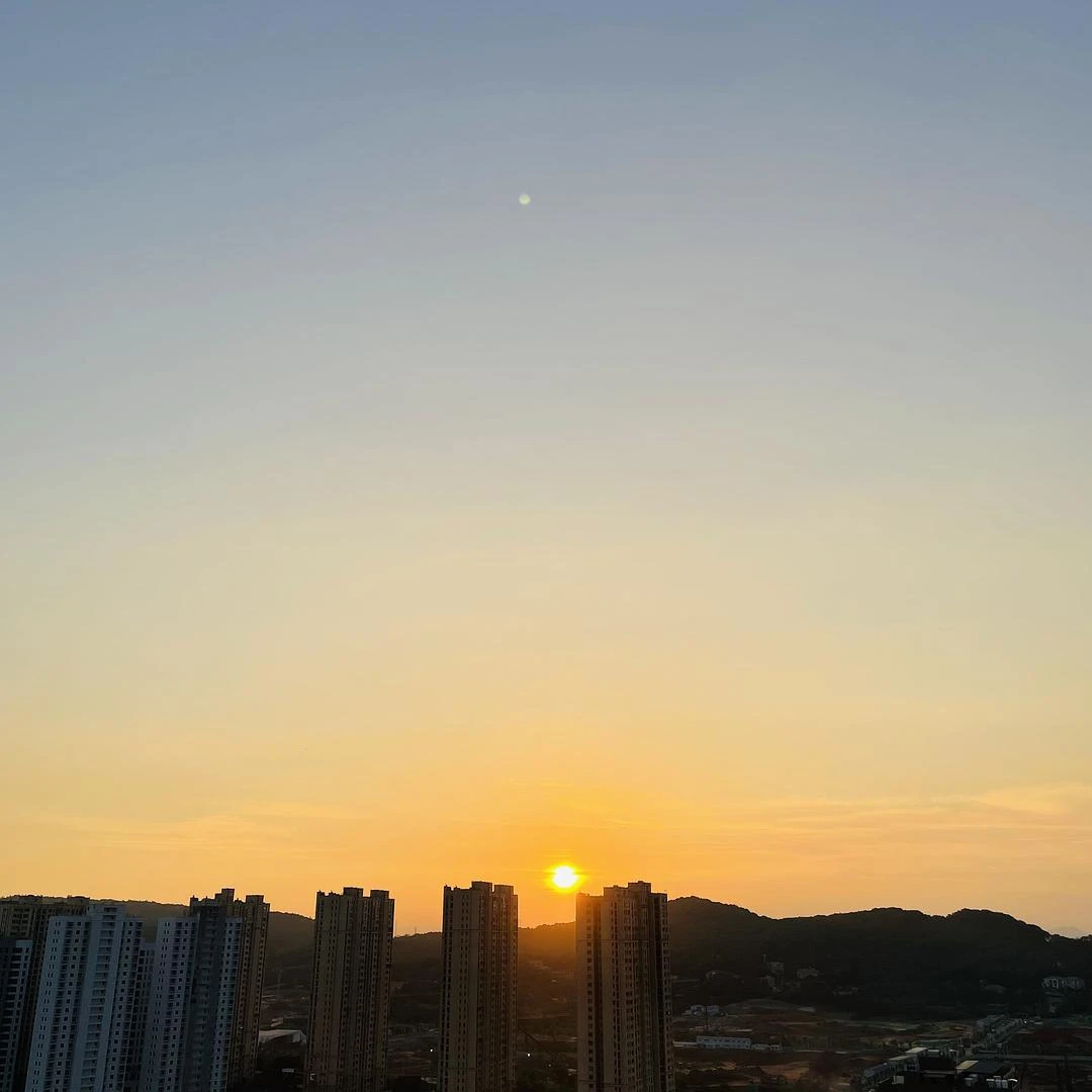 到天台收床单，随手抓拍一张🌄 - 图1