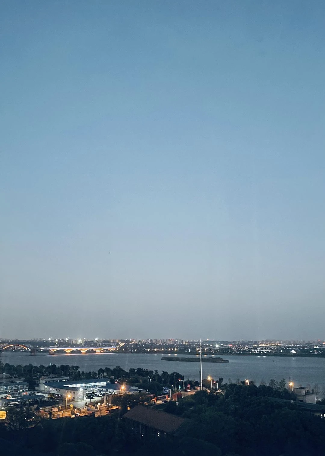我坐在窗台上
看着天色一点一点一点一点一点变暗 - 图1