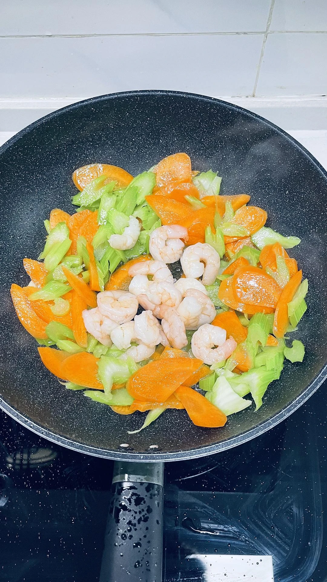 「虾仁炒西芹」胡萝卜应该是点缀，却切多了 - 图1