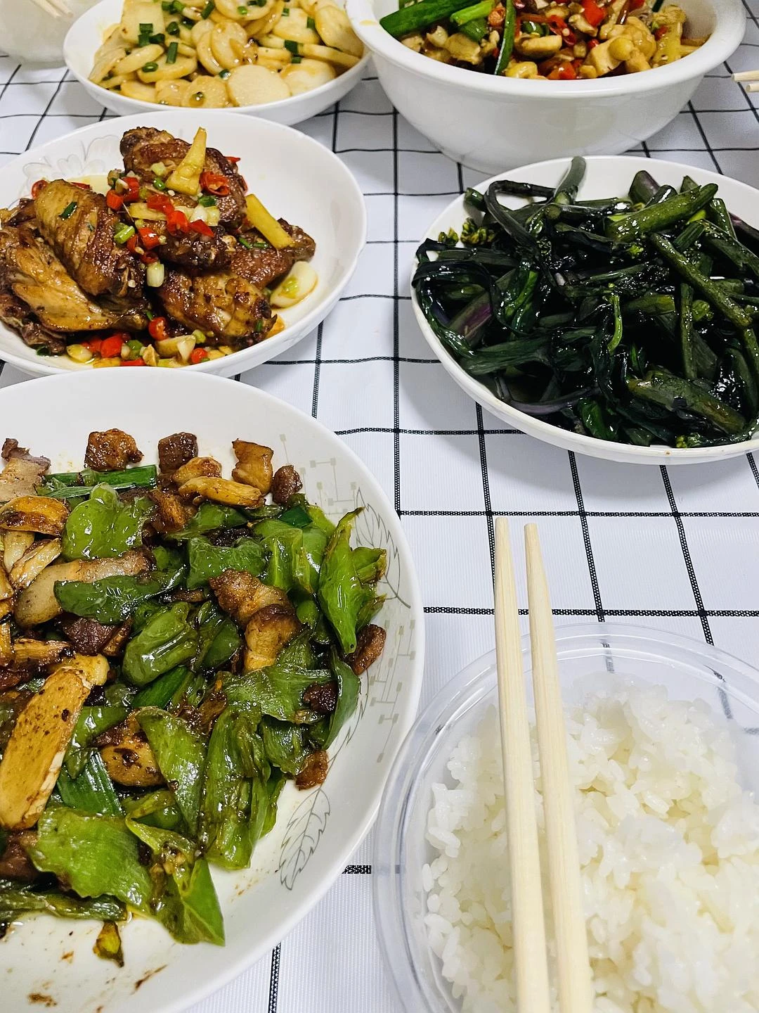 鹏仔过生日，他自己下厨做的饭菜 - 图1