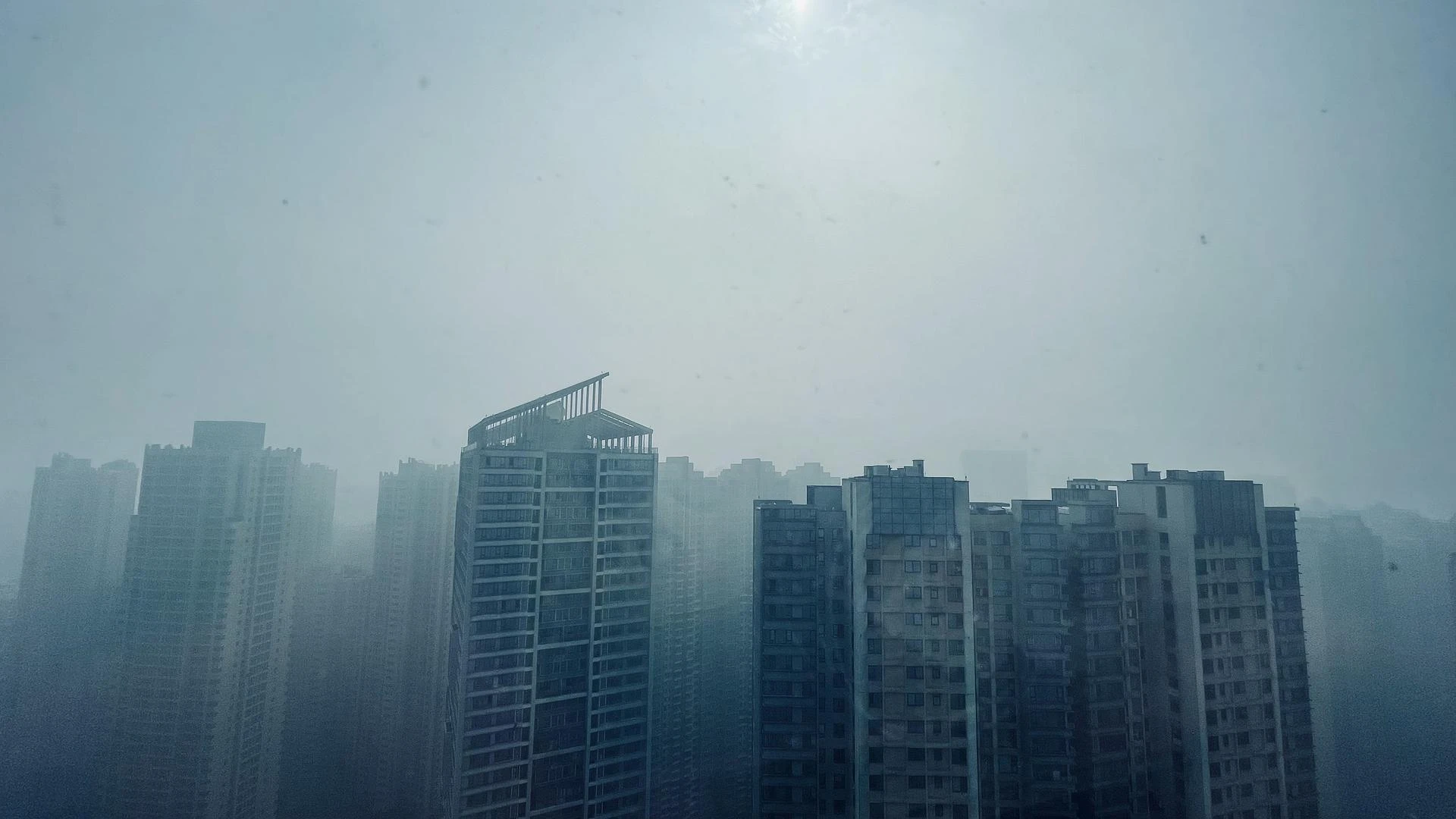 今天这个雾霾怕是消散不开了 - 图1