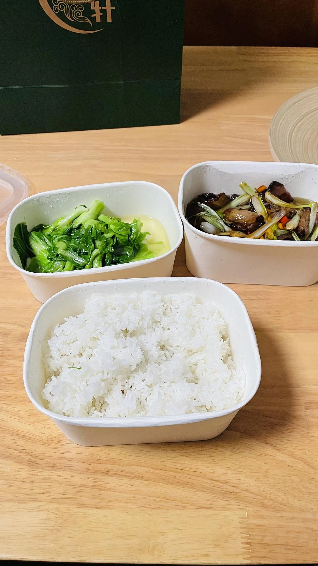 可恶！这小茶馆的菜价还挺贵的，一荤一素90块！ - 图1