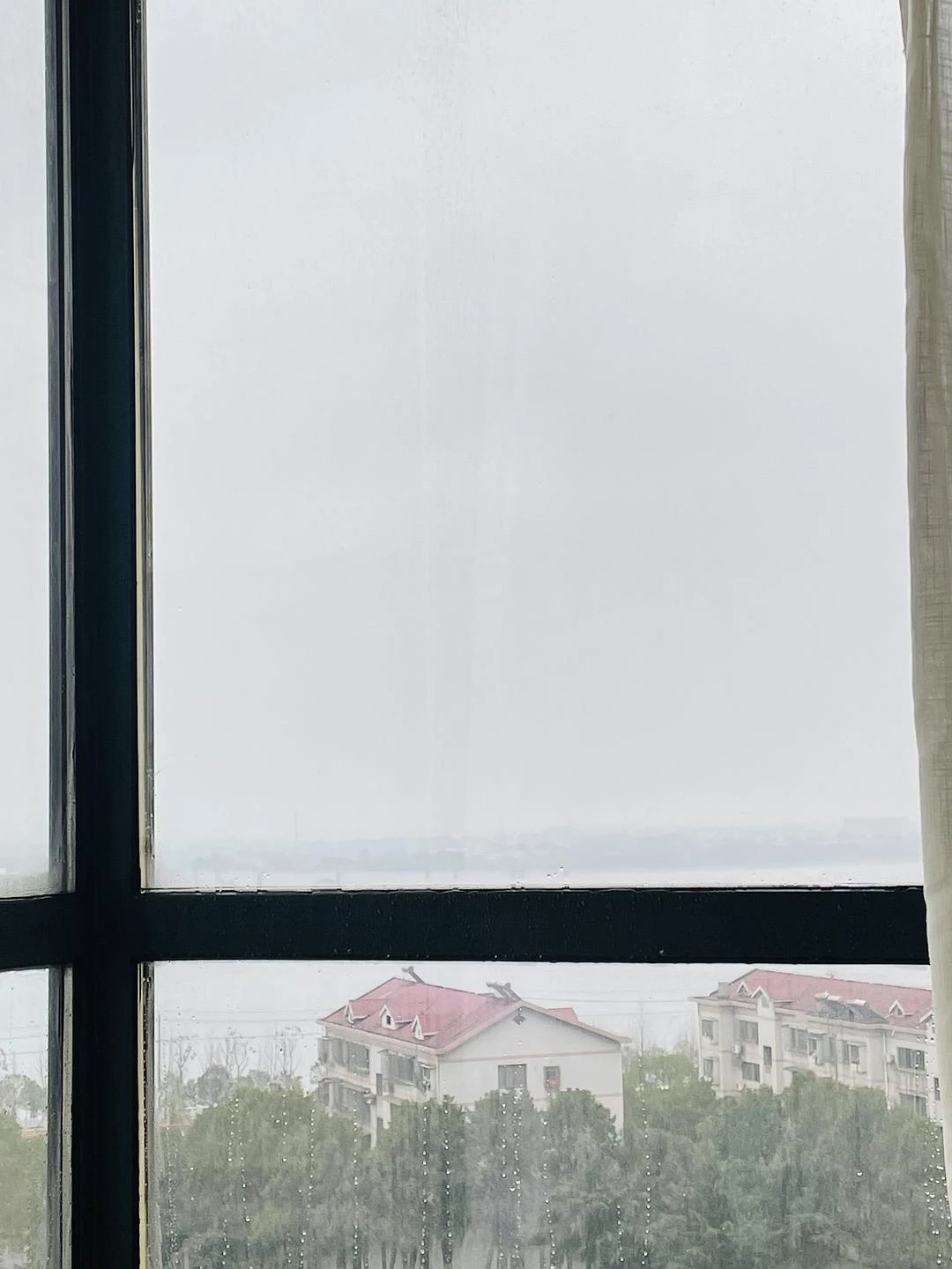 还是睡次卧好，躺床上就能看到又是灰蒙蒙的一天 � - 图1
