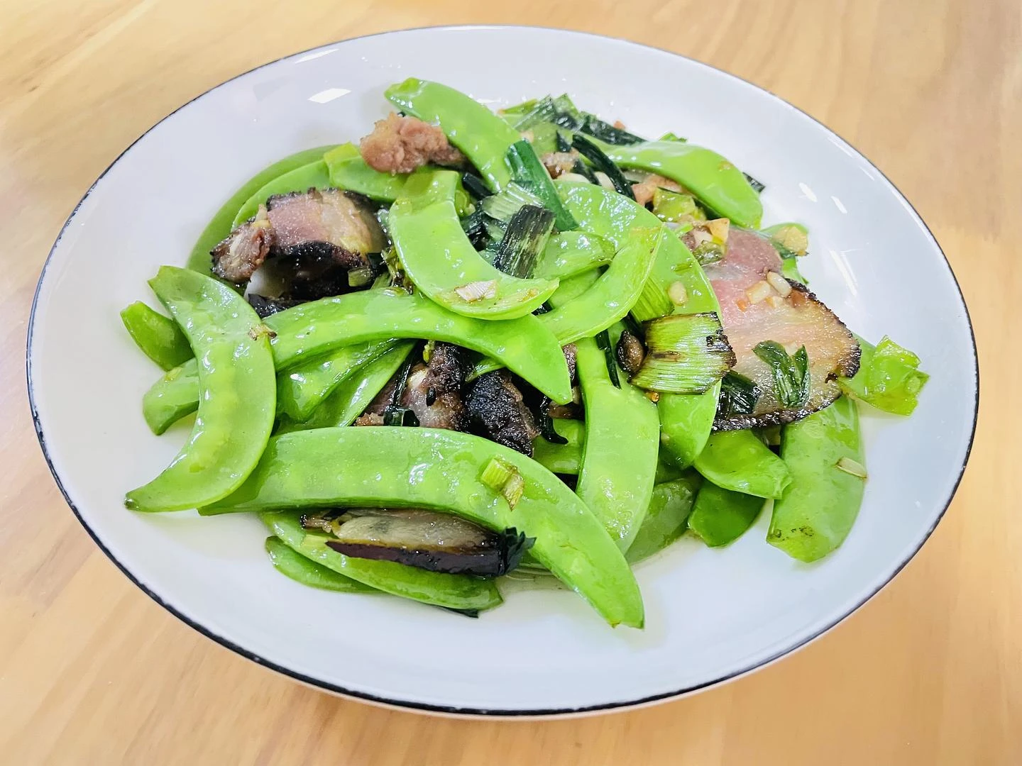 春节假期最满意的一道菜「蒜苗腊肉炒荷兰豆」，腊肉 - 图1