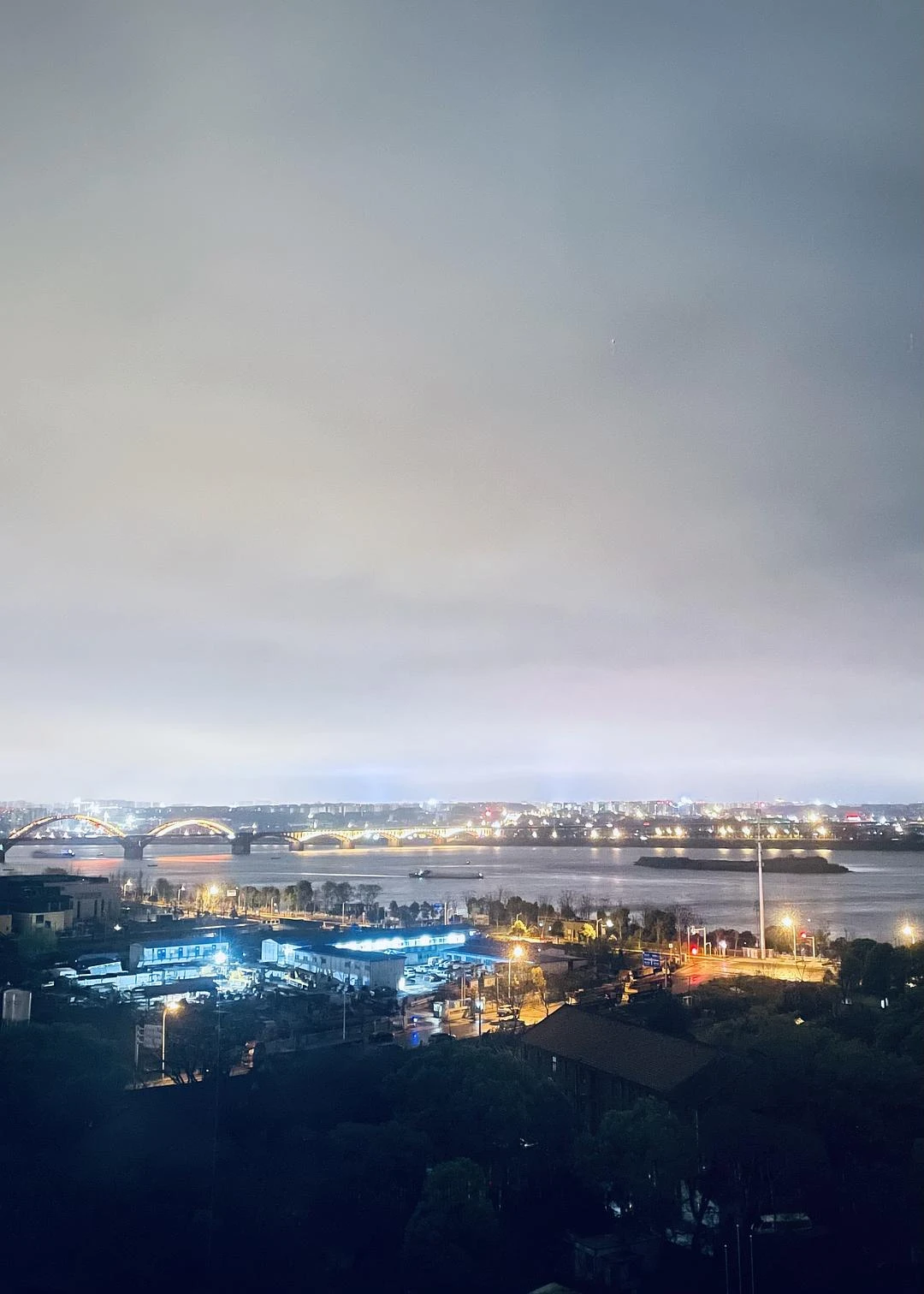 垃圾苹果！
用夜景模式拍了两张照片后直接卡住了 - 图1