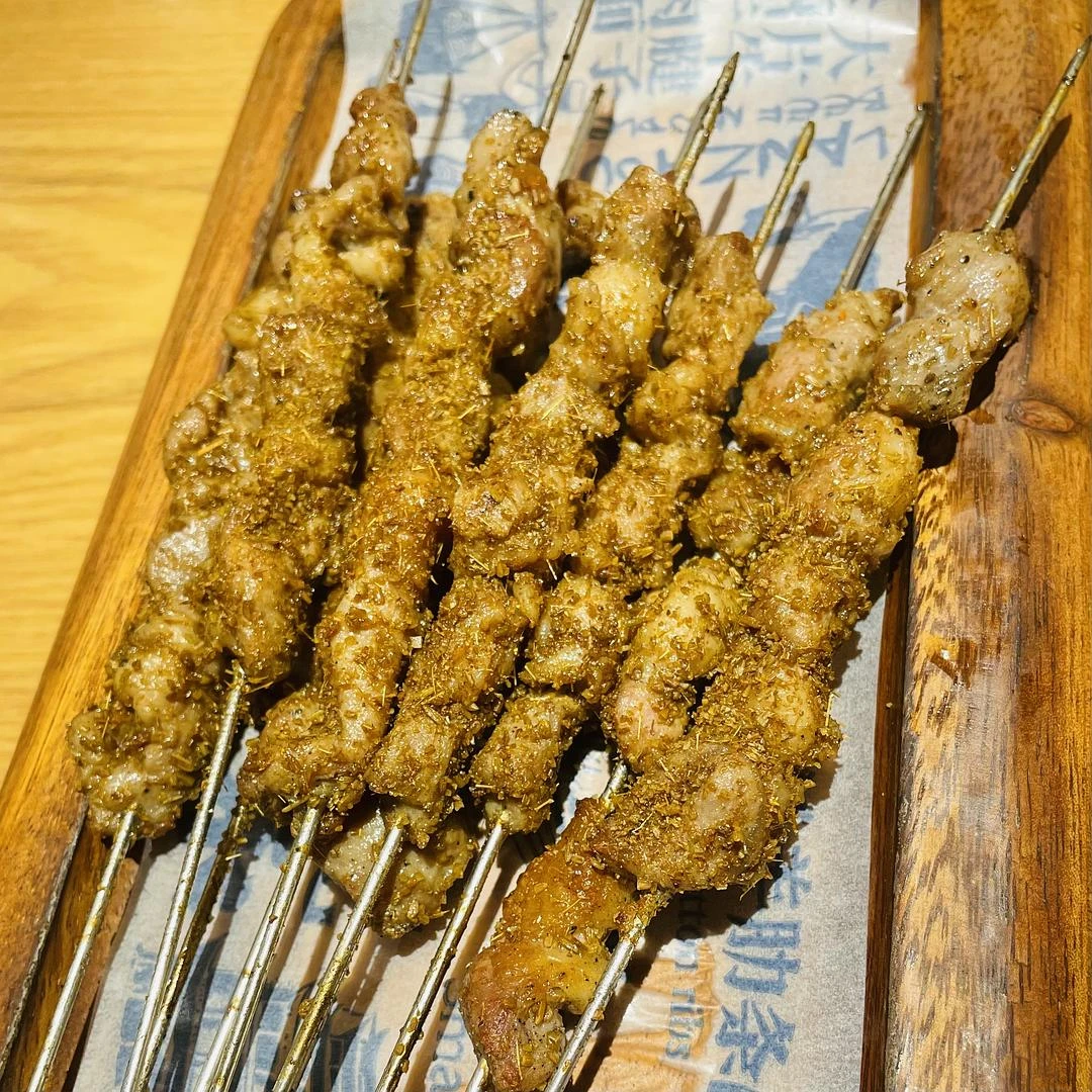 真是饿了什么都好吃
上次都没觉得这家羊肉串好吃 - 图1