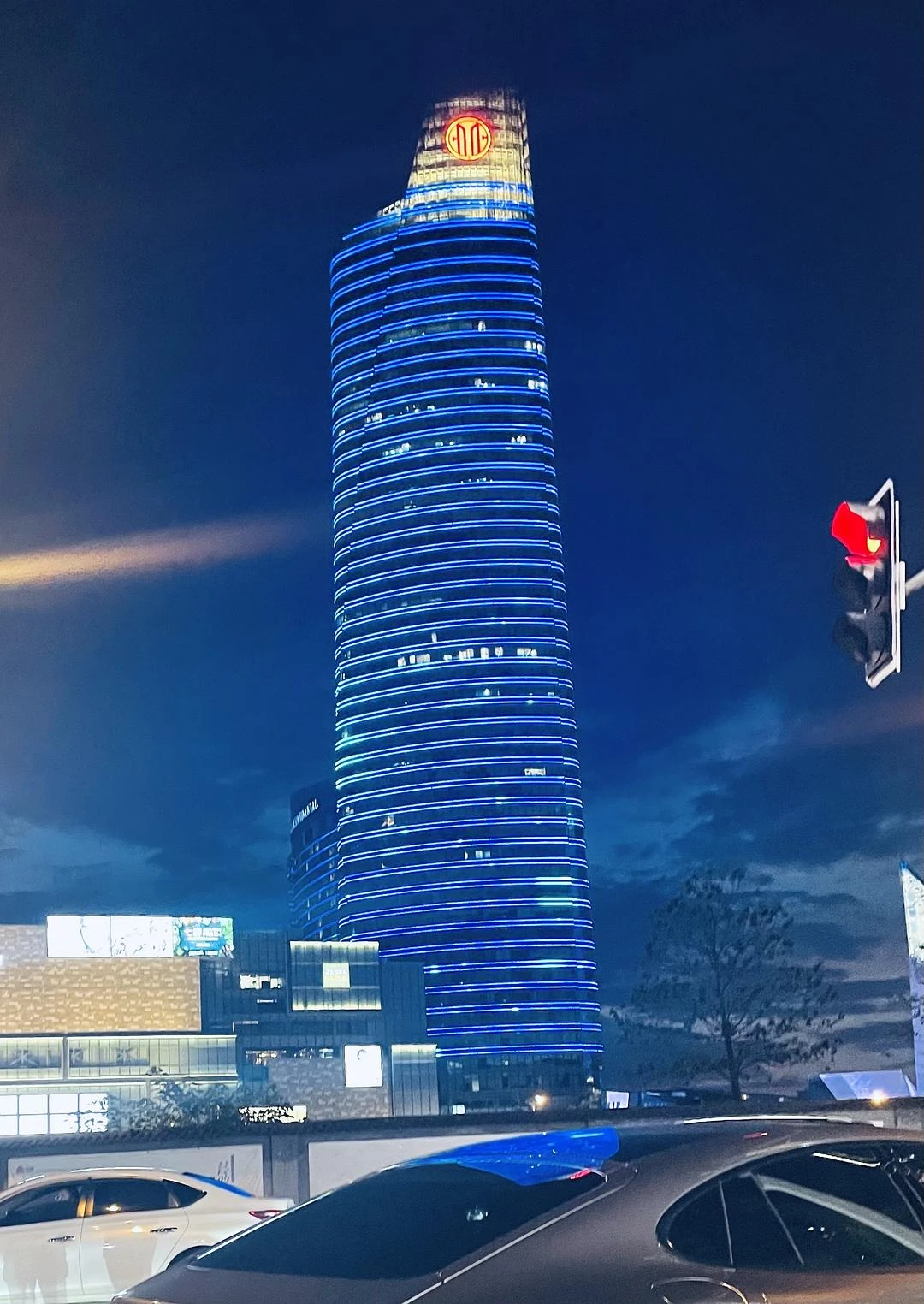 蓝色的天空，蓝色的楼 - 图1