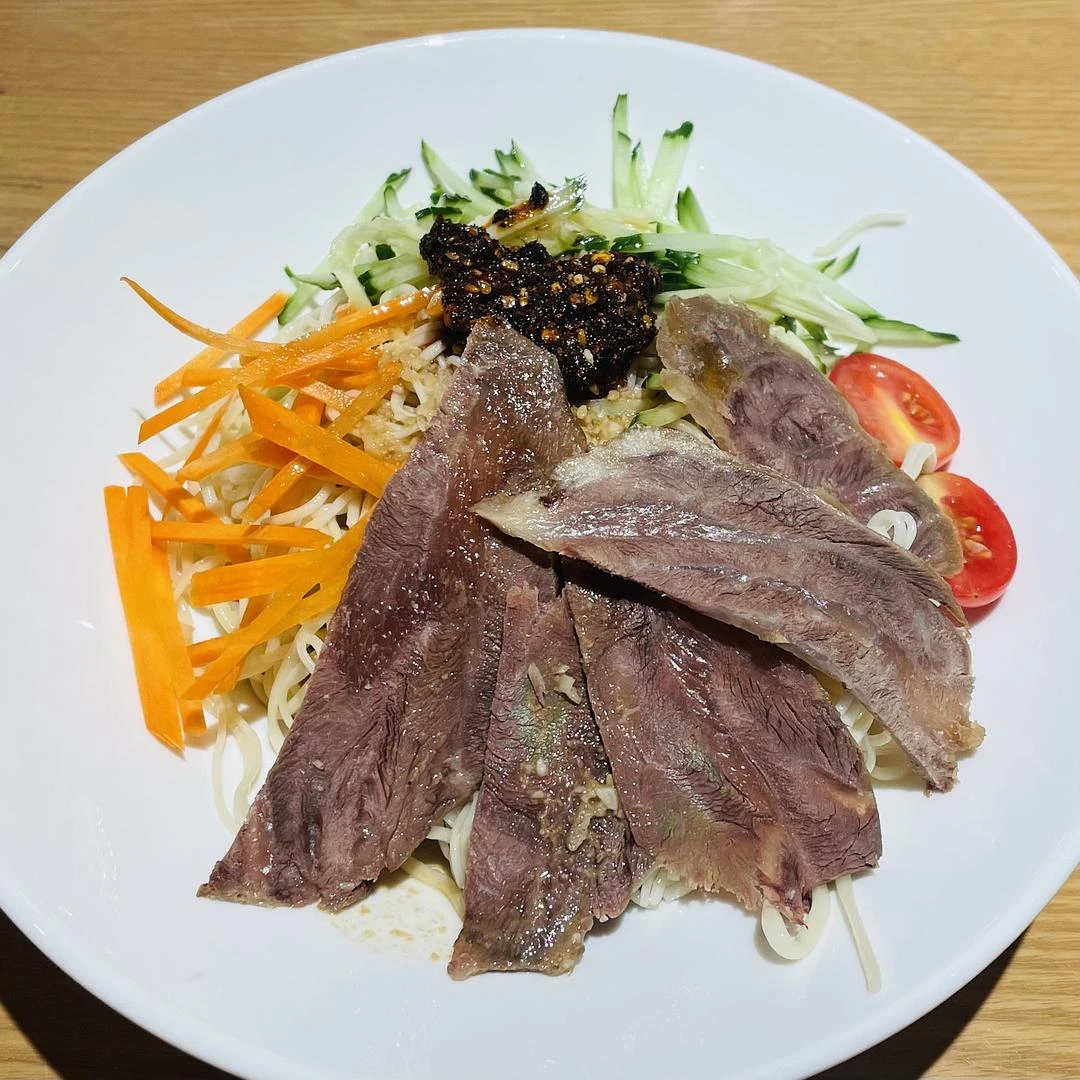 这份凉面也就这几片牛肉值钱了
口味还不如路边摊6 - 图1