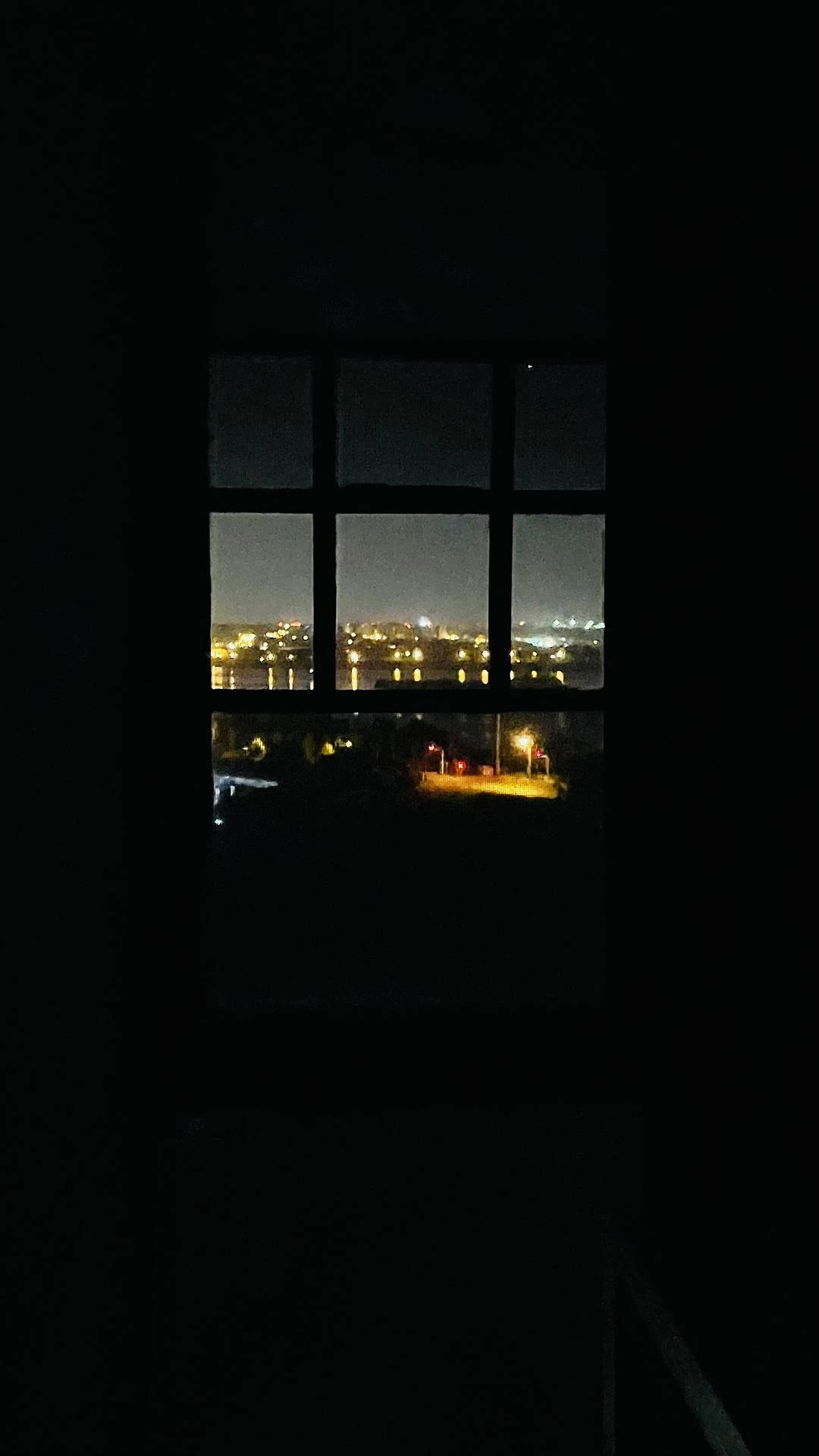 翻来覆去睡不着
起床吃了一粒褪黑素
看到窗外的夜 - 图1