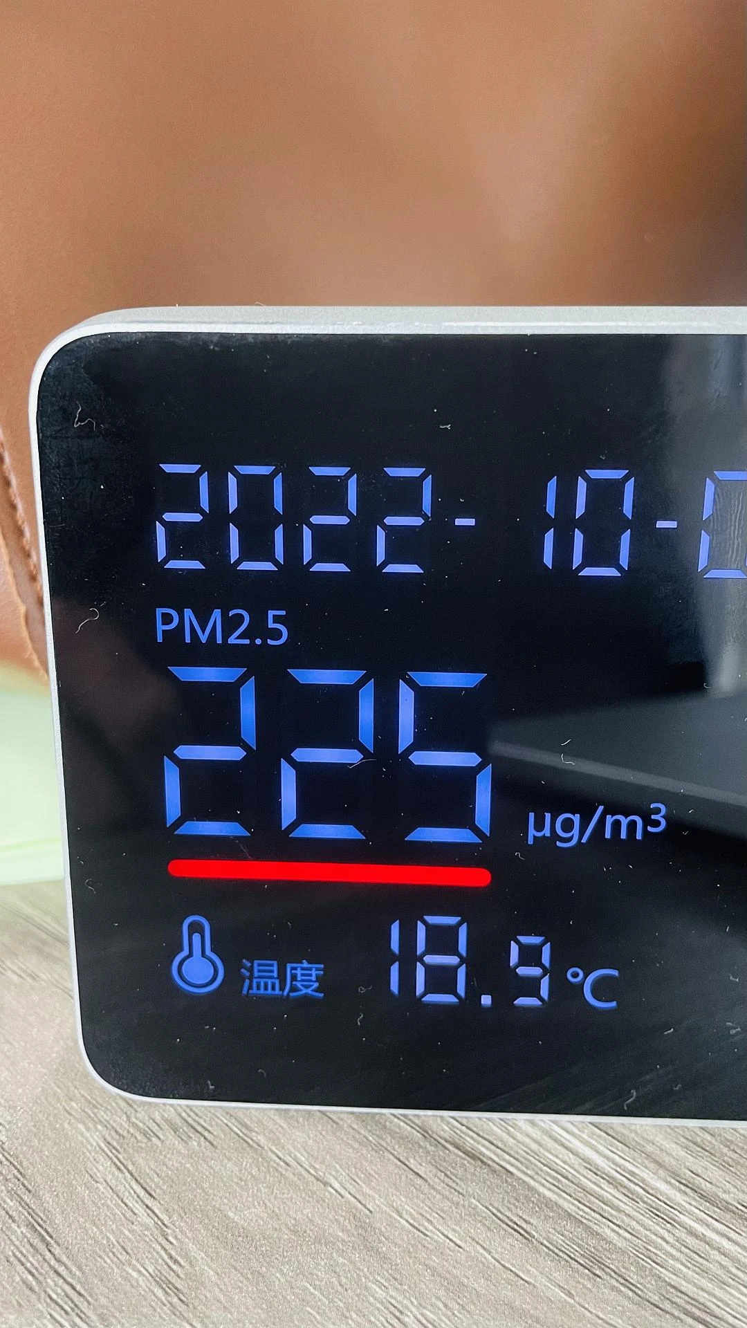 望着超标的PM2.5😤
激情下单了一台空气净化 - 图1