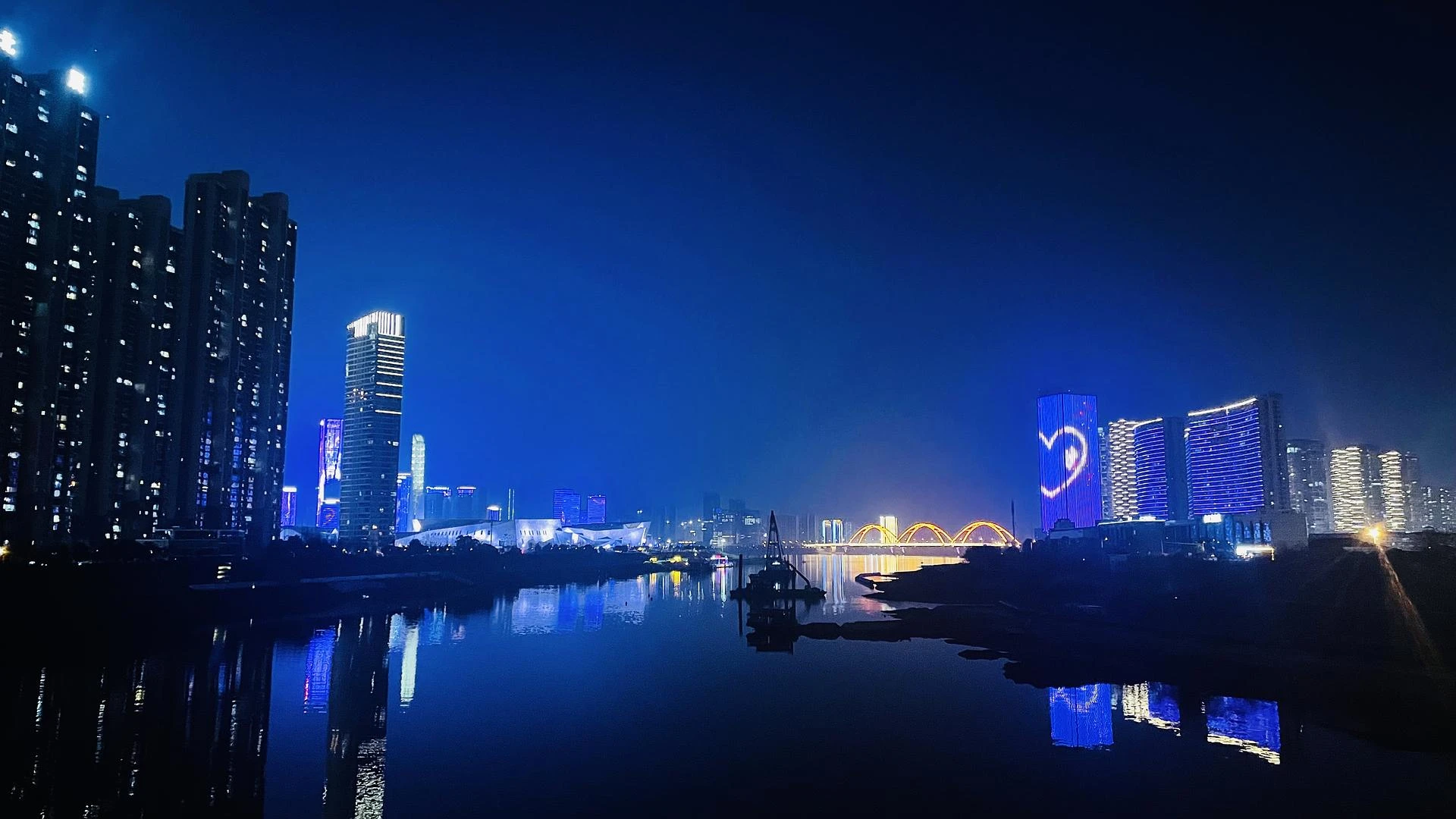 步行下班。
浏阳河的水有点腥 - 图1