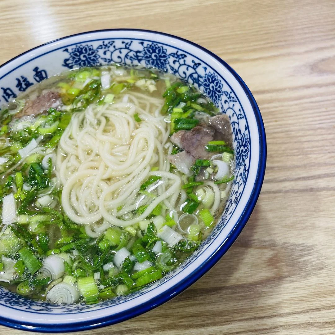 起晚了，豆浆没了，酱香饼也没了，就着拉面吃烧麦 - 图1