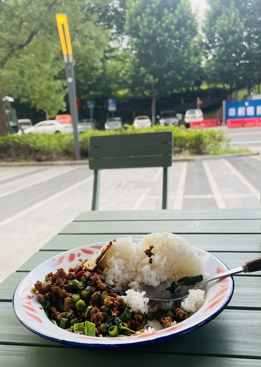 喜欢在马路边吃饭是一种怎样的执念 - 图1