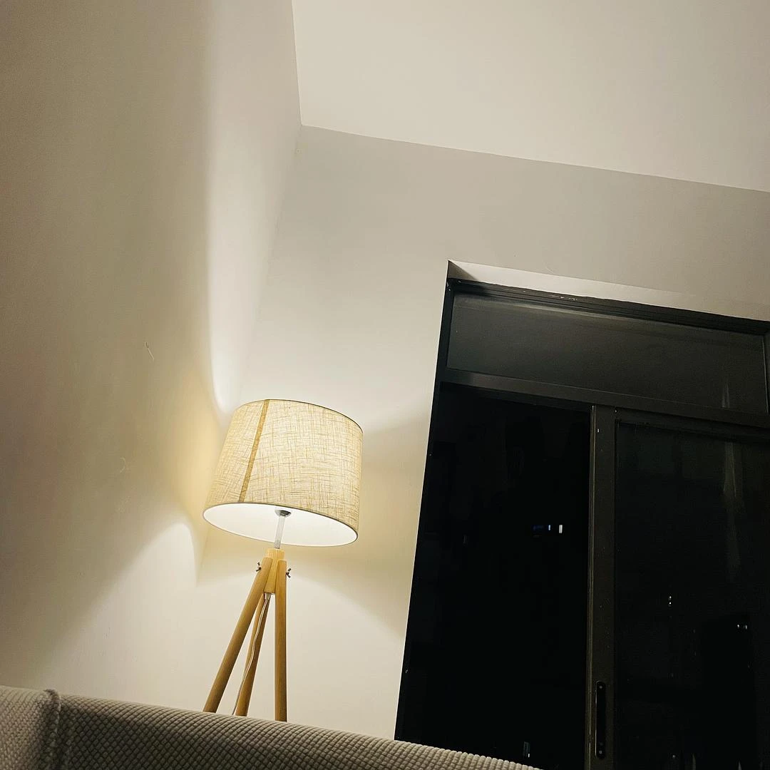 大雨过后的夜晚
宁静且不燥热
躺在沙发上玩手机真 - 图1