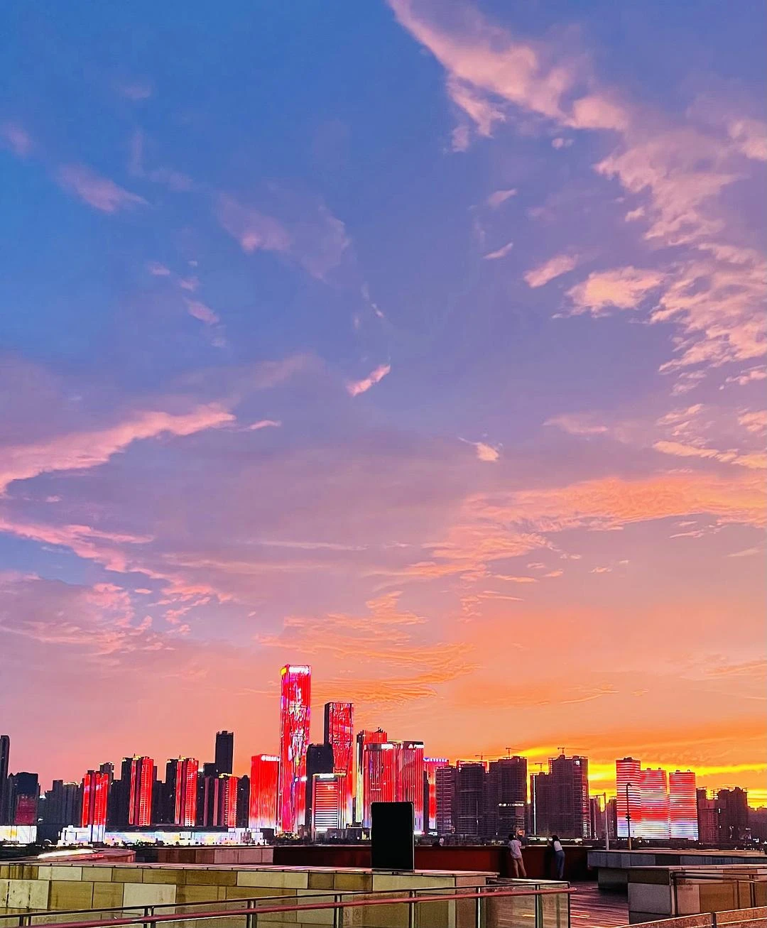 暴雨过后的晚霞
像是新海诚动画里的场景 - 图1