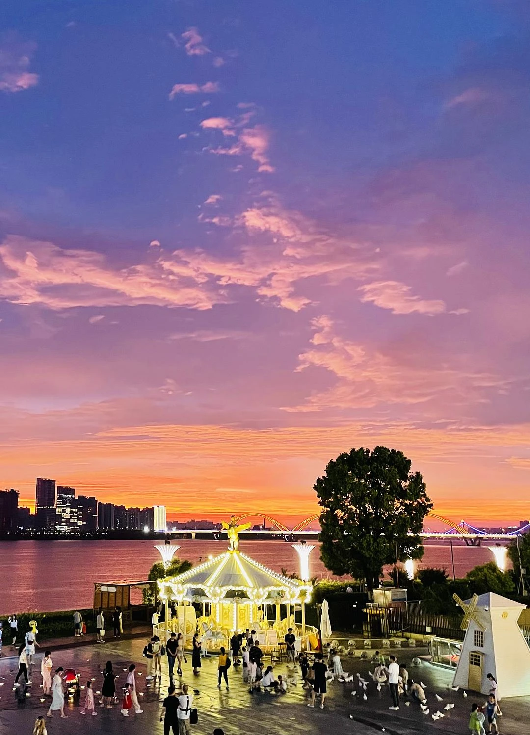 暴雨过后的晚霞
像是新海诚动画里的场景 - 图2