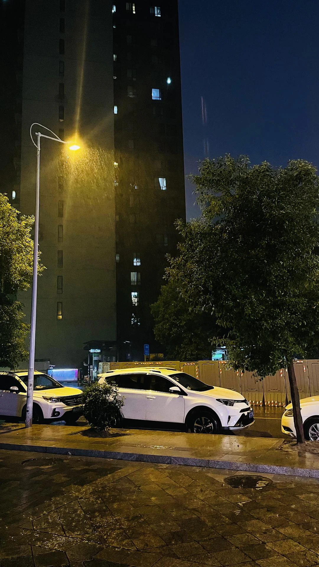 哦嚯！瓢泼大雨，回不去了 - 图1