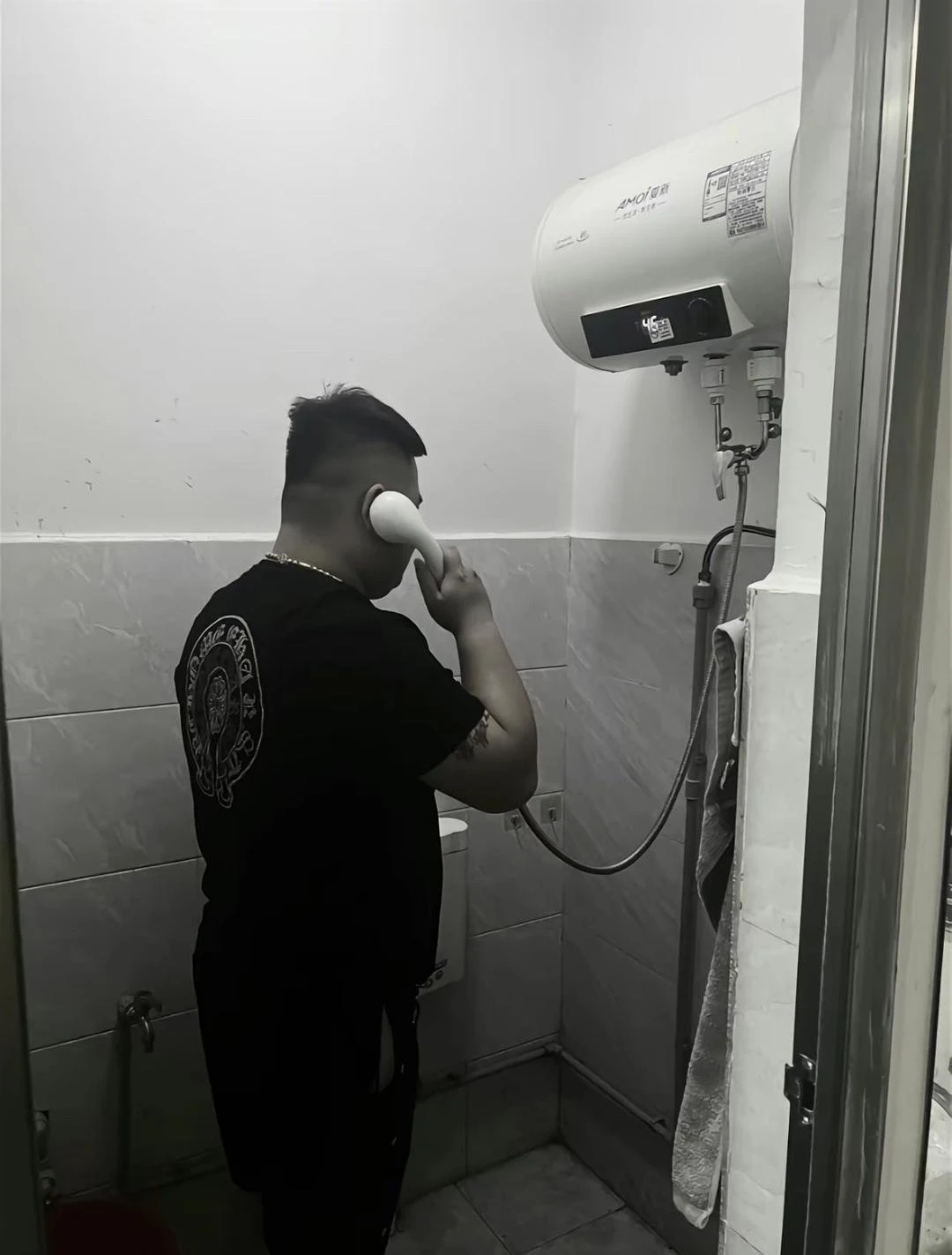 👨男：昨晚喝醉了，在雨里给你打了很多电话，可是 - 图1