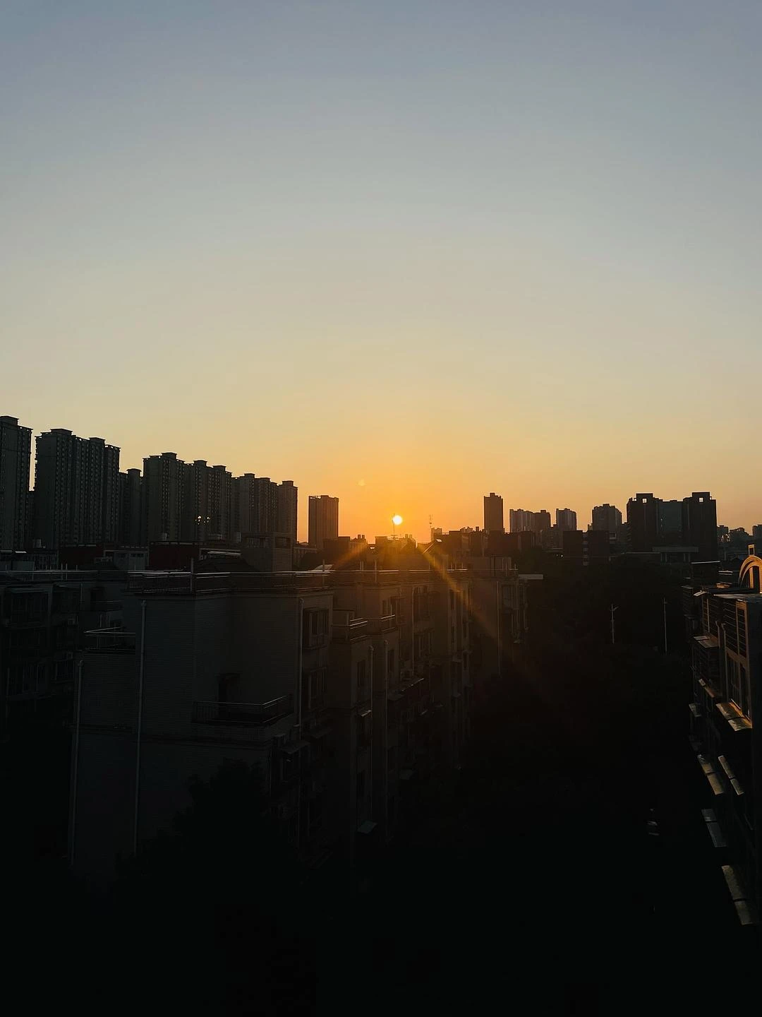 夕阳照进老破小 - 图1