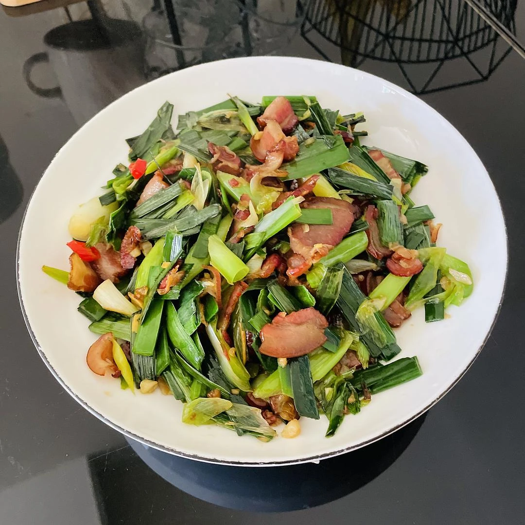 『大蒜炒腊肉』，大蒜叶切多了，盒马的蔬菜很不人性 - 图1