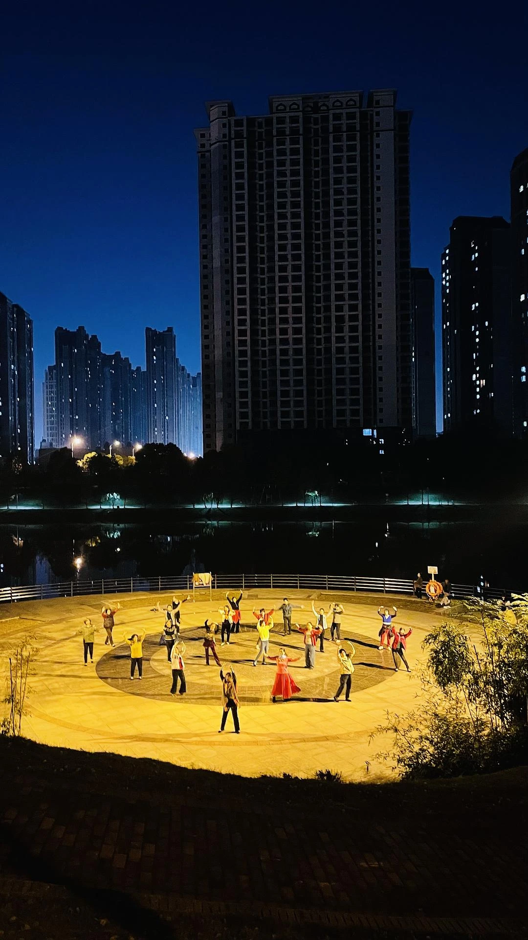 简直就像是外星飞船降落的基地 - 图1