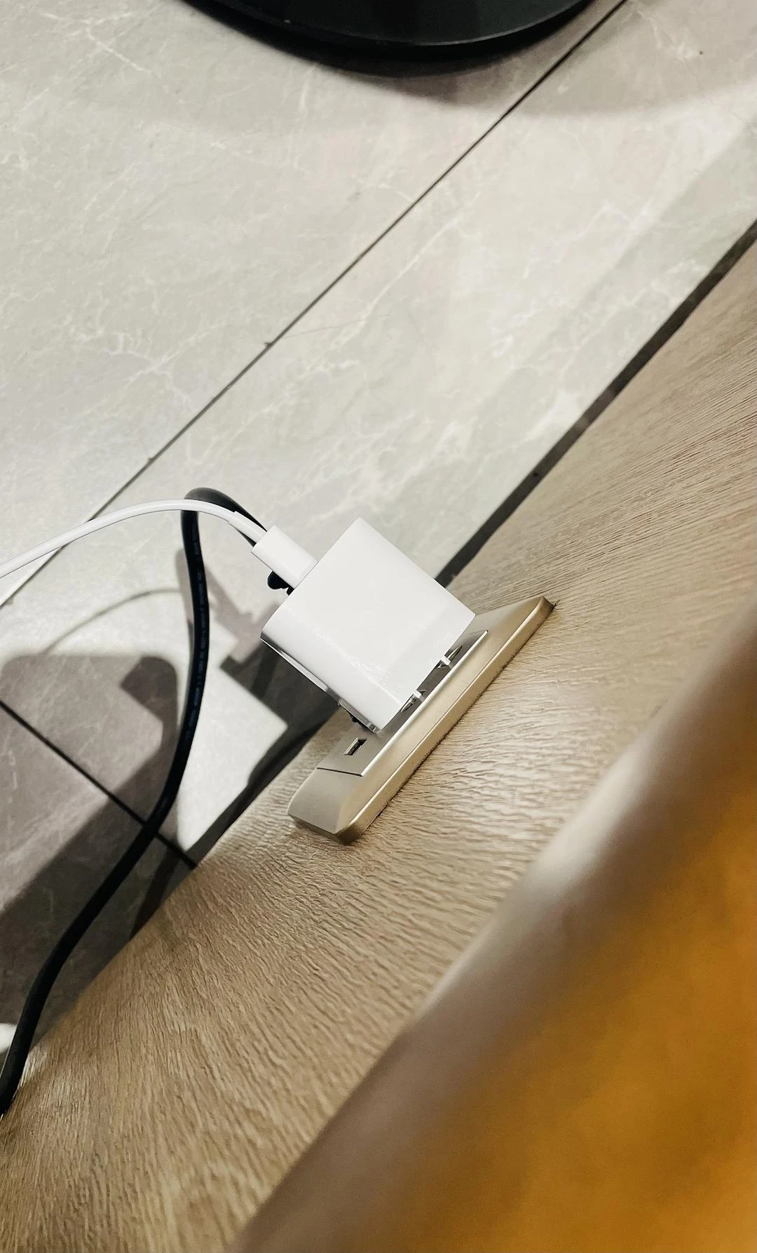 这大概是每个在咖啡店充电人的痛🤦🏻 - 图1