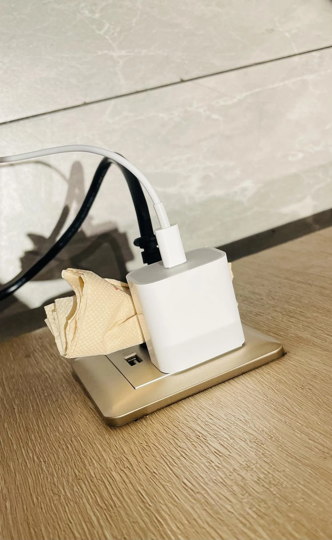 这大概是每个在咖啡店充电人的痛🤦🏻 - 图2