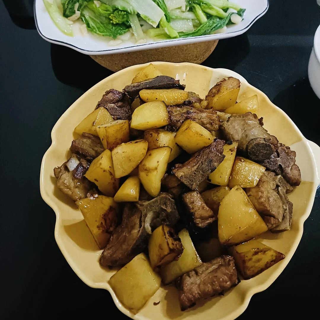 今天第一次做『土豆烧排骨』
虽然卖相不太好（烧糊 - 图1