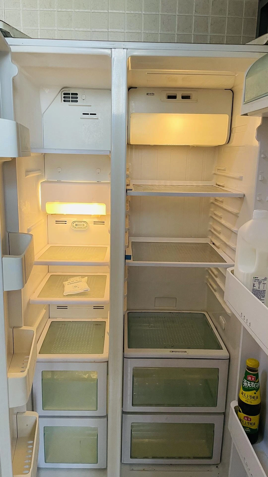 贫穷人士的冰箱有什么？
一瓶牛奶➕一瓶蚝油
# - 图1