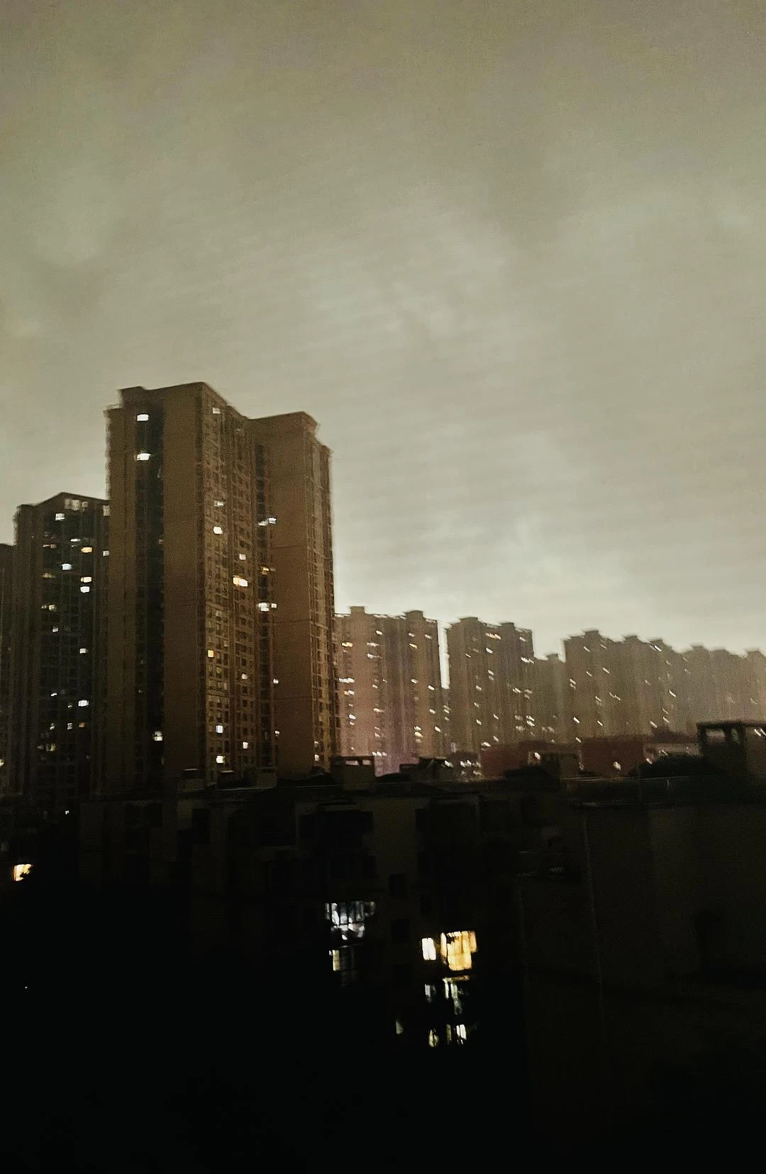 哪里的妖怪来此渡劫？？？
瞬间白天变黑夜 - 图1