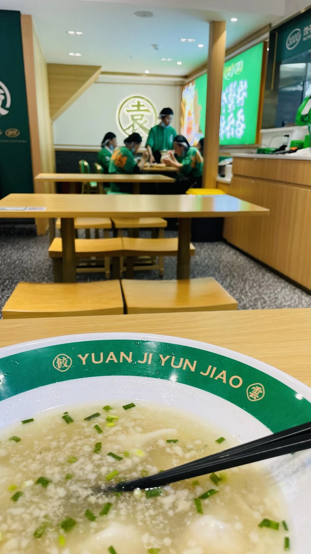 孤独一人食 vs 电源五人有说有笑吃晚饭
#
你 - 图1