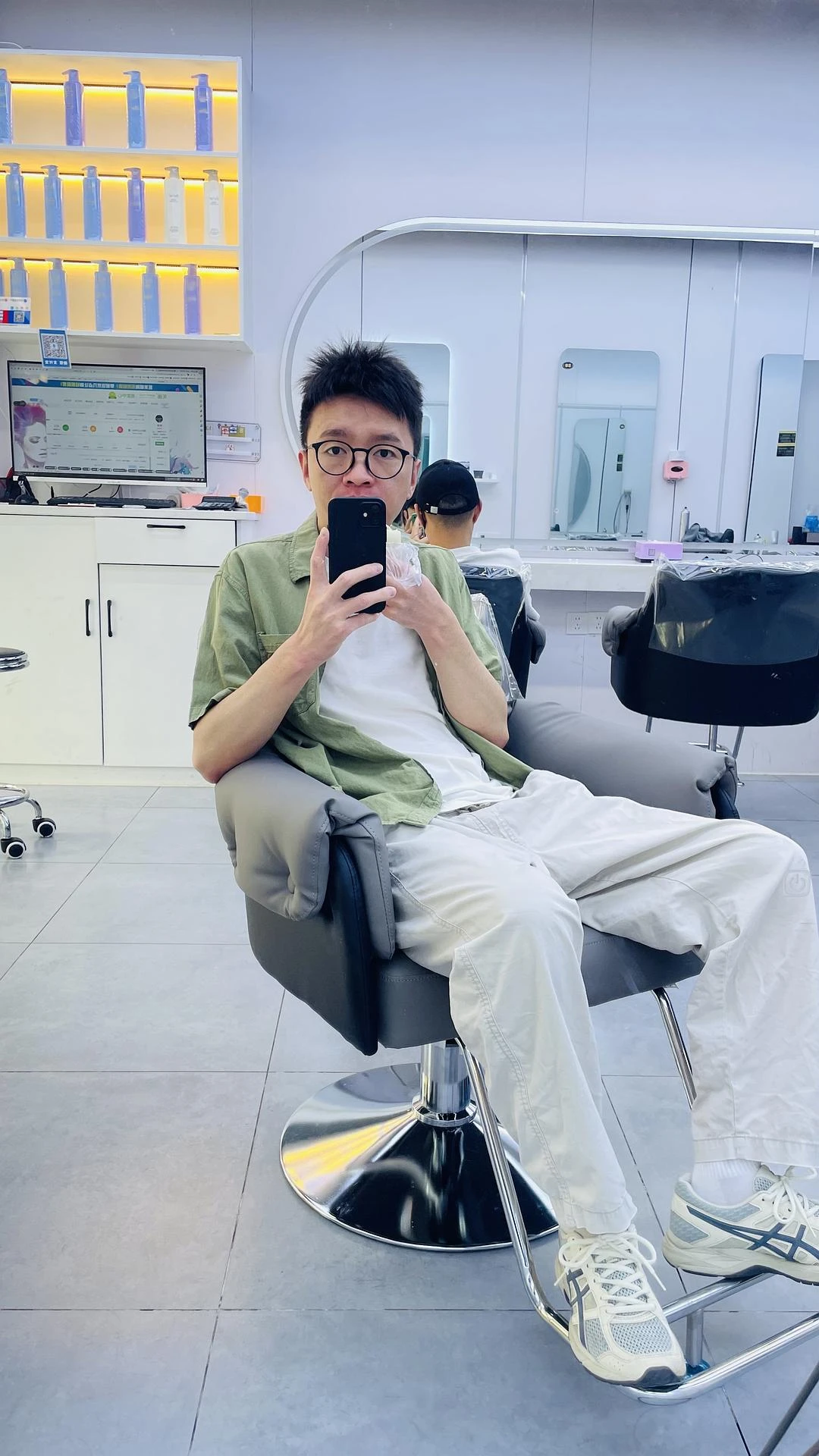 早上睡眼朦胧地去买包子吃，刚好看到旁边有家理发店 - 图1
