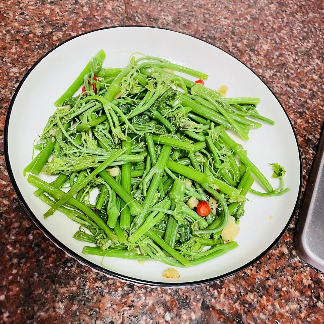 绿色套餐：山寨失败版费大厨辣椒炒肉➕清炒龙须菜， - 图2