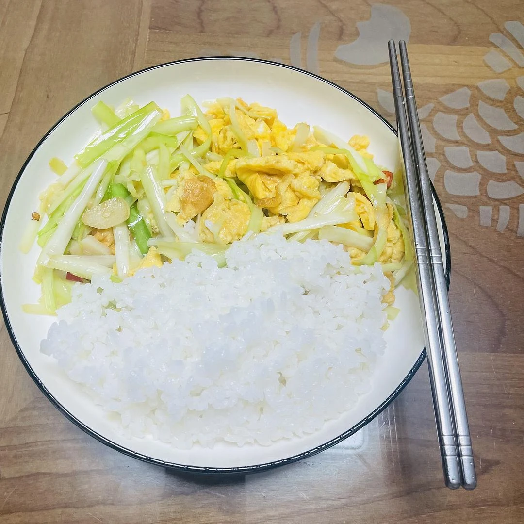 家人今晚又开OT，一个人懒得出门觅食，晚饭吃一个 - 图1