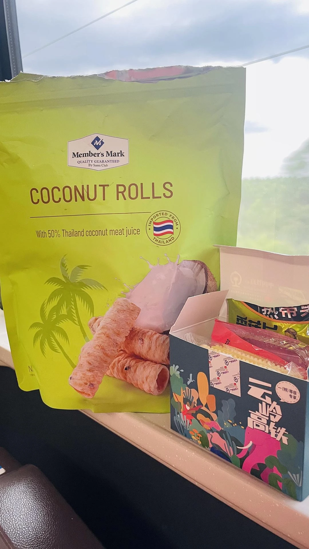 车上的盒饭50一份还是三天前生产的，还好我从家里 - 图1