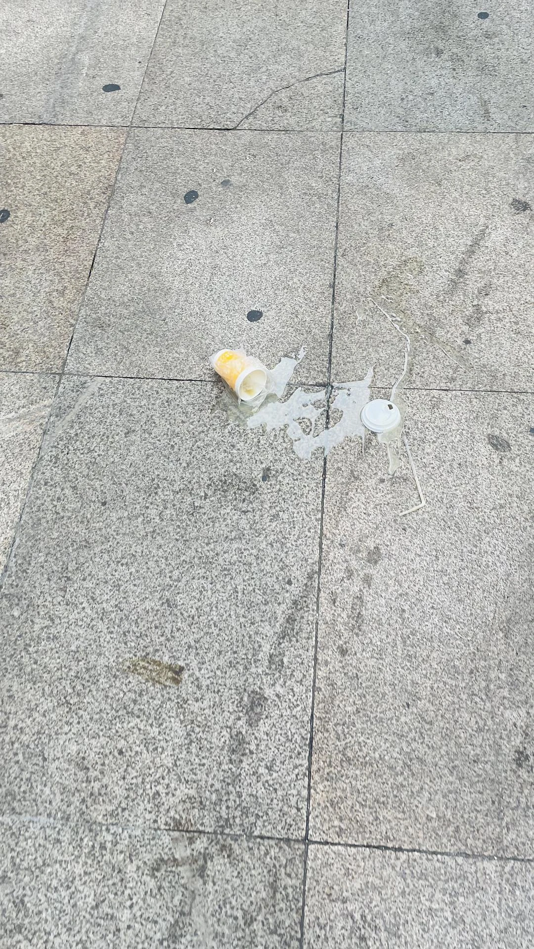 我大概知道为什么贵阳到处脏兮兮了，刚刚吃早餐时， - 图1