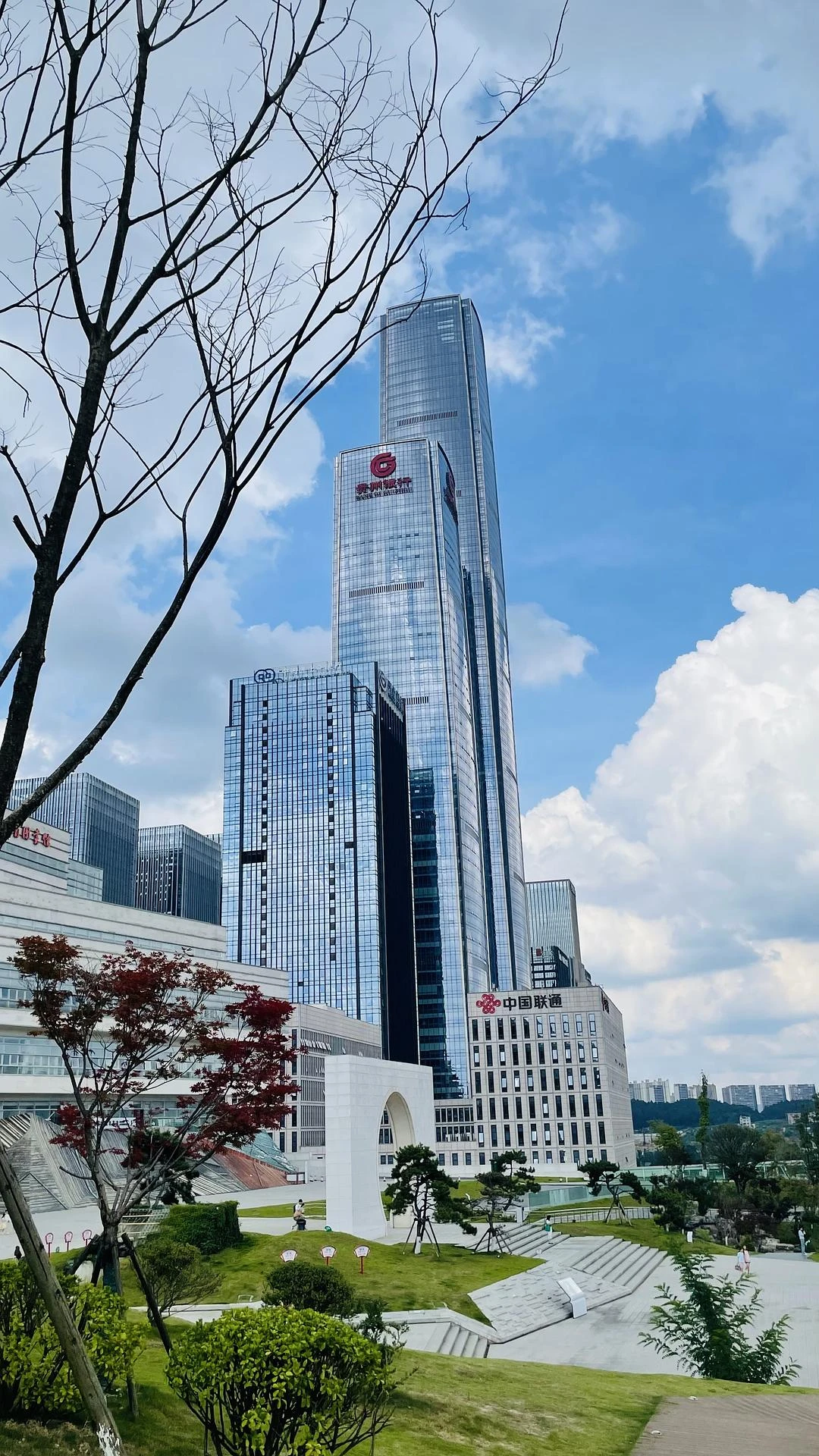 贵阳观山湖区跟云岩南明两个区相比，真是有很大差别 - 图1
