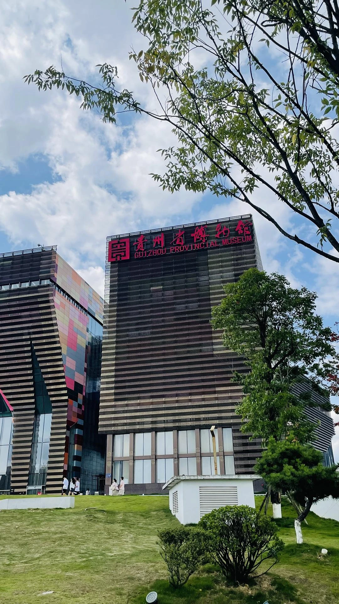 贵阳观山湖区跟云岩南明两个区相比，真是有很大差别 - 图4