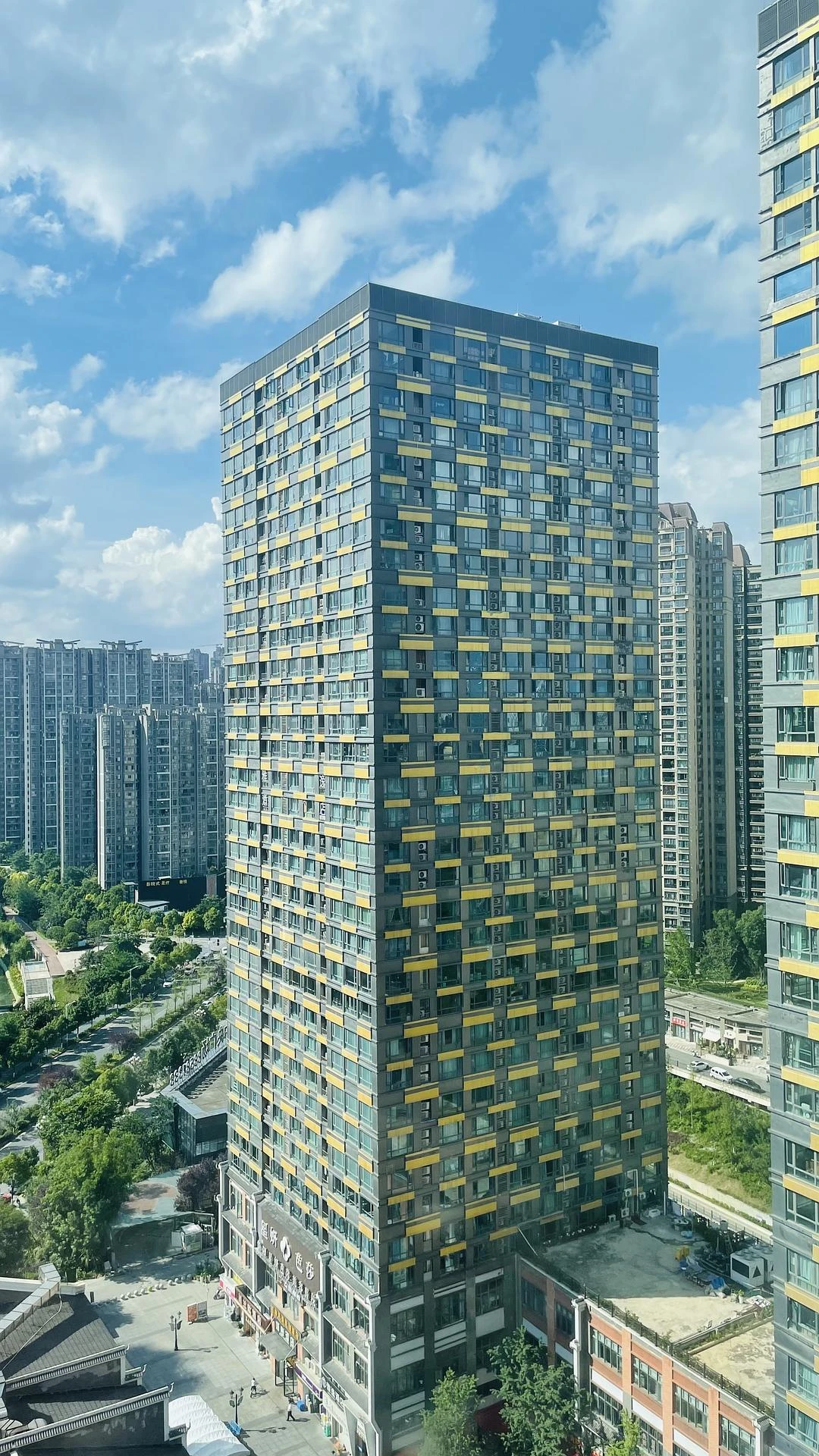 贵阳观山湖区跟云岩南明两个区相比，真是有很大差别 - 图5