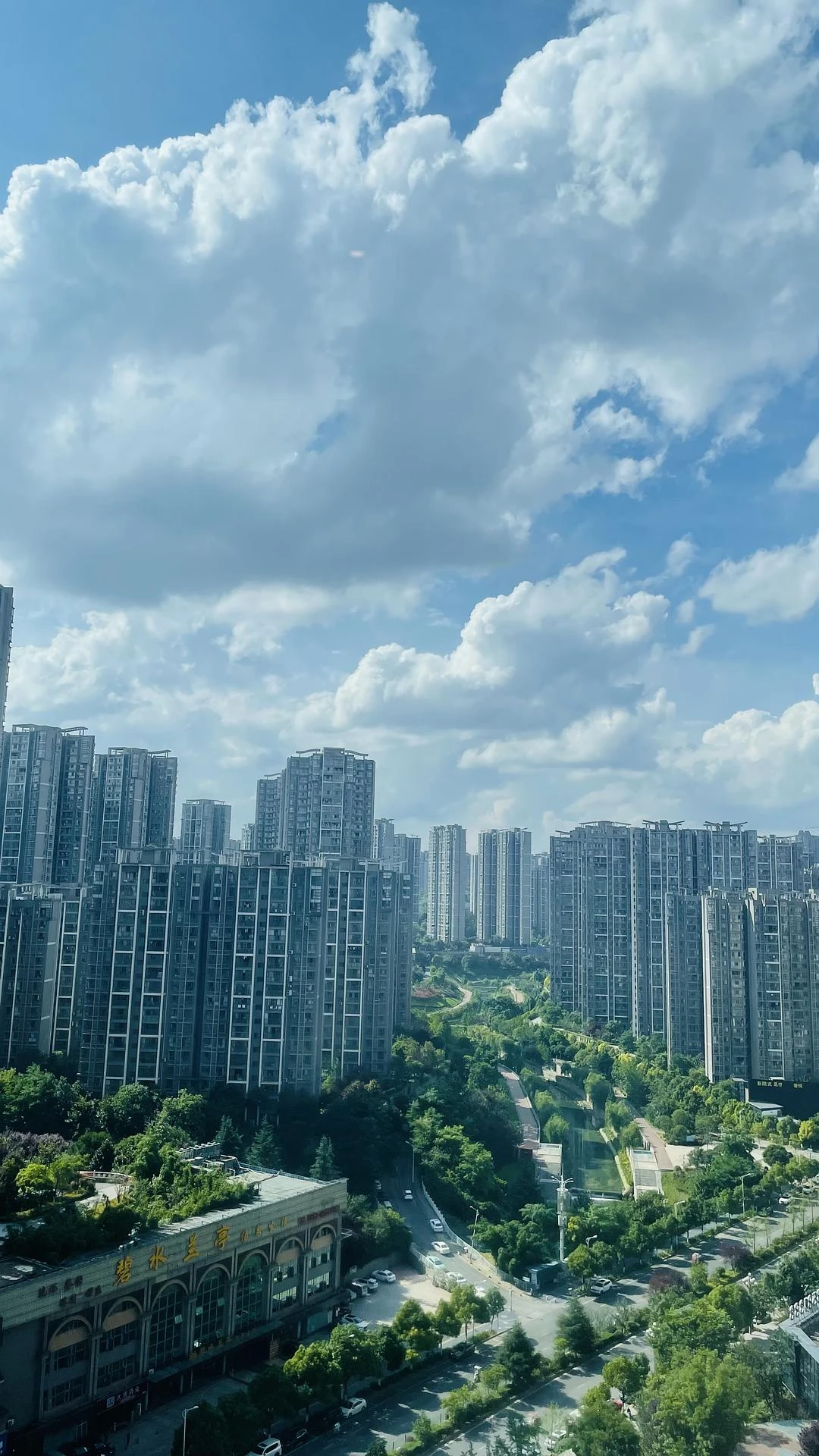 贵阳观山湖区跟云岩南明两个区相比，真是有很大差别 - 图6