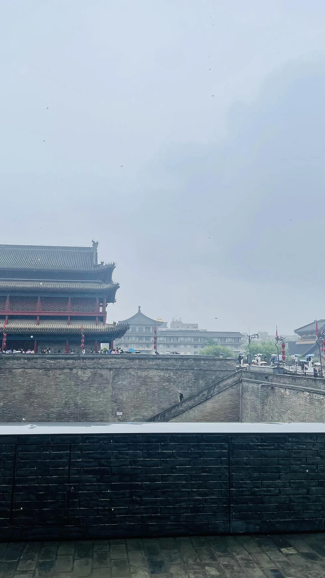 要是不下雨，或者我有一双洞洞鞋，我是很想绕城墙走 - 图1
