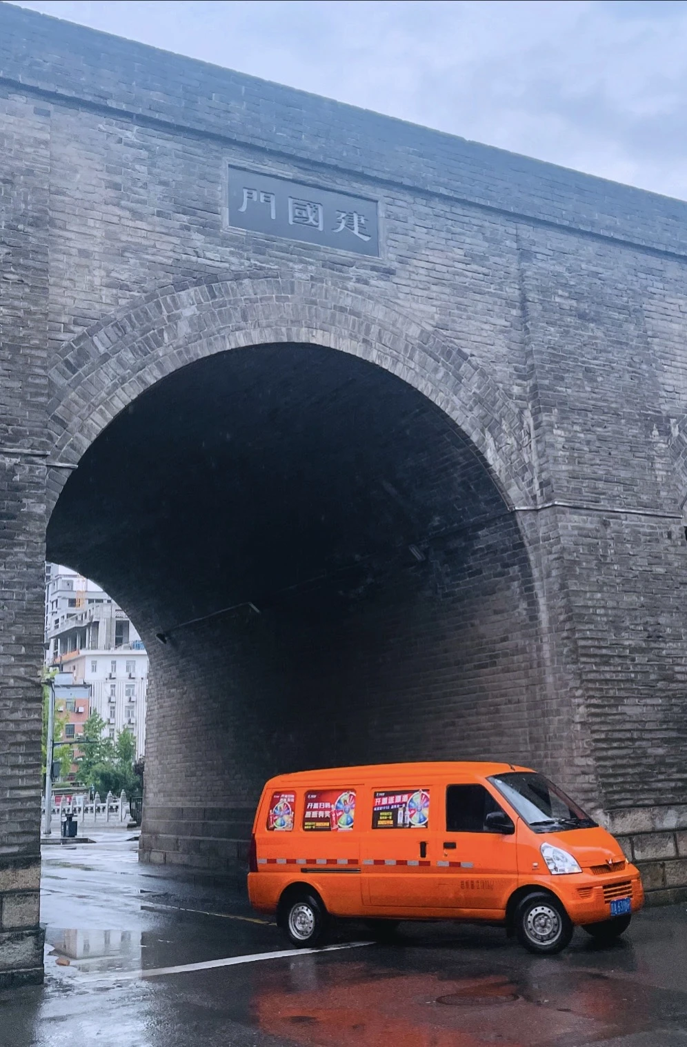 古代城门遇上现代货车🚚 - 图1