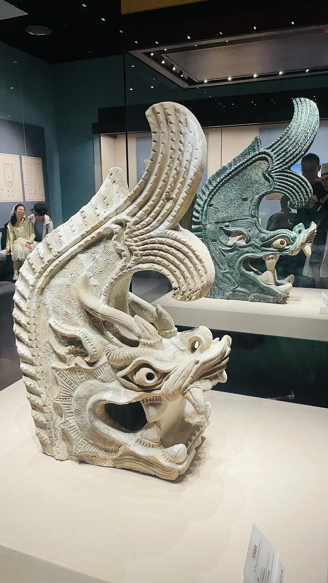 西夏建筑构件中的鸱吻，是古代屋顶正脊两端的装饰物 - 图1