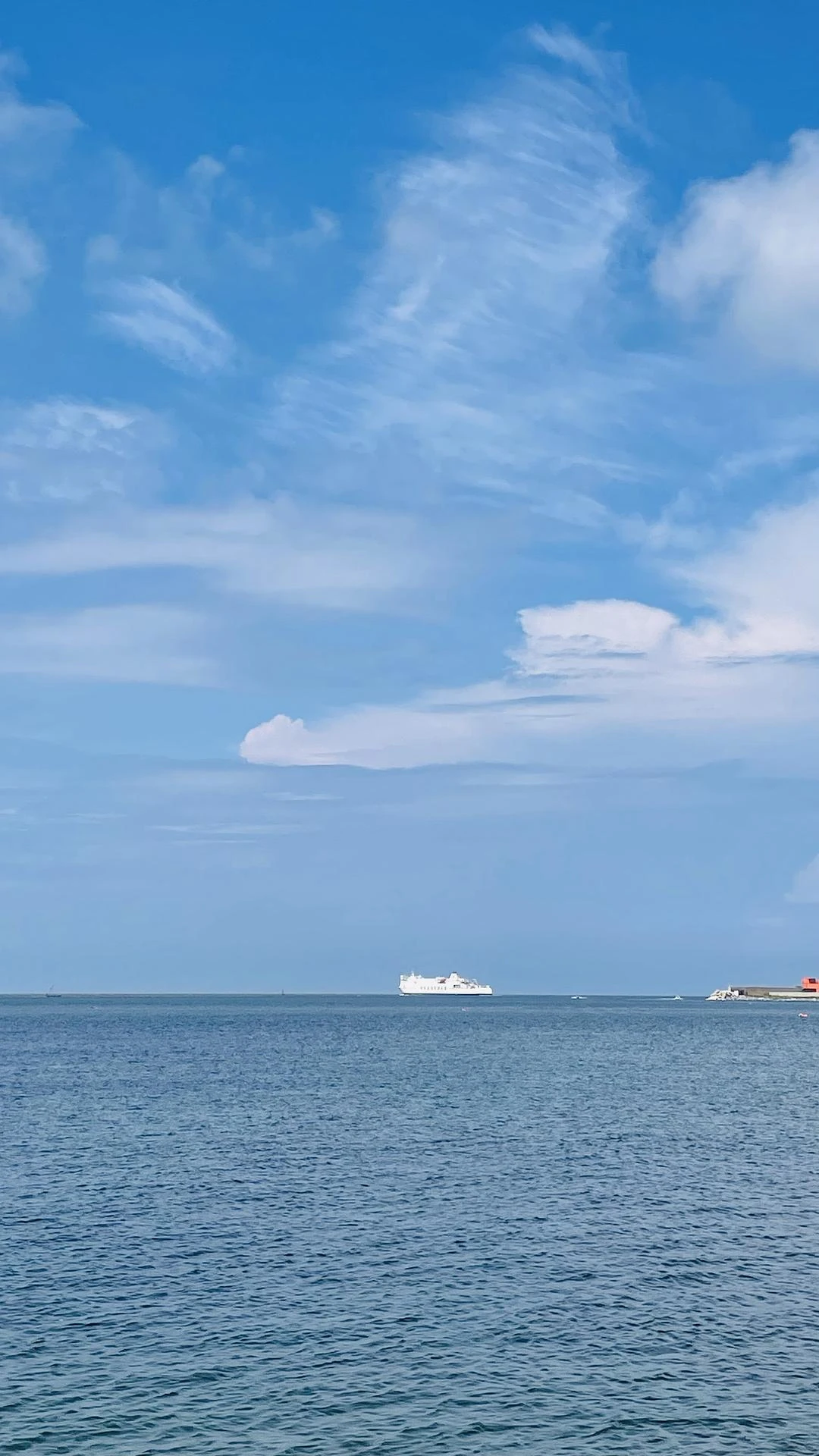 城里的天空有点阴沉
🏝️海边的天空倒是很蓝 - 图1