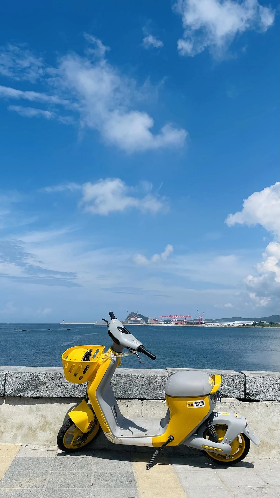 城里的天空有点阴沉
🏝️海边的天空倒是很蓝 - 图2