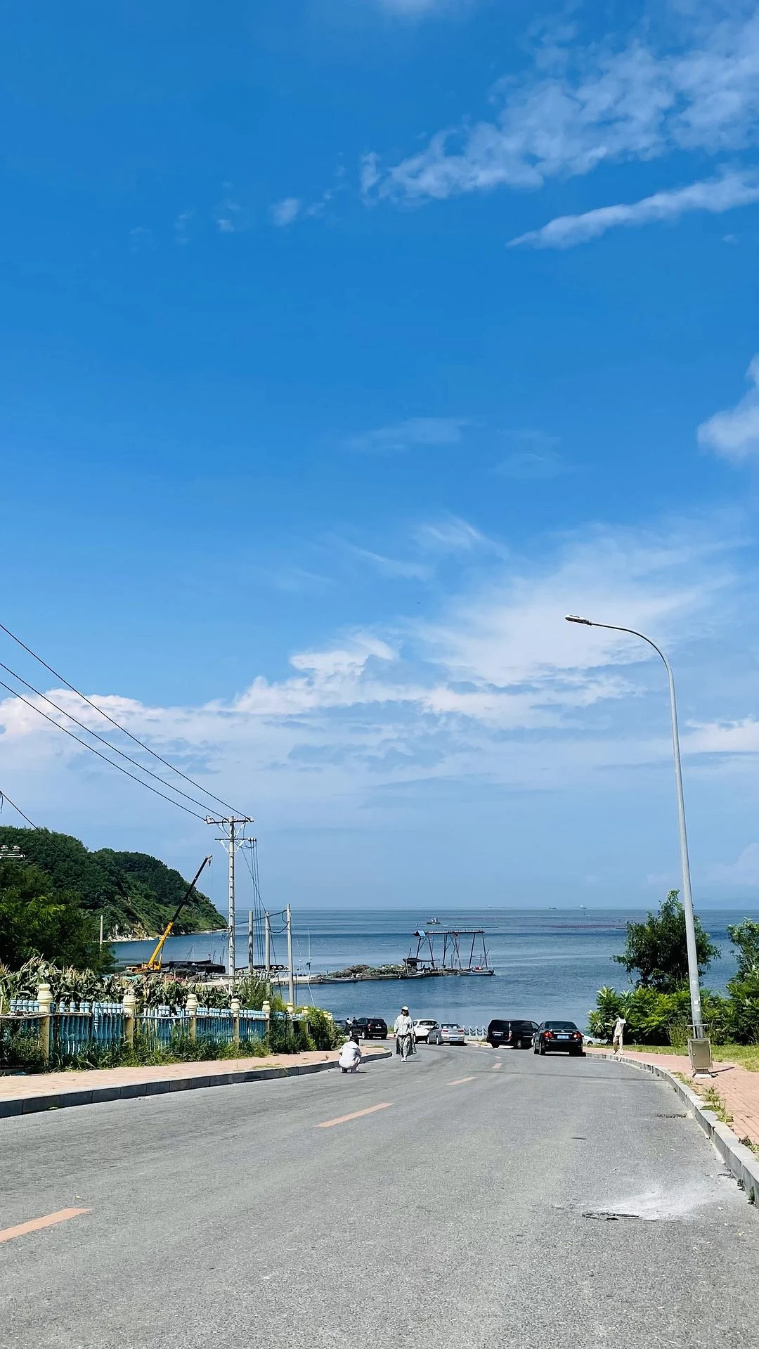 城里的天空有点阴沉
🏝️海边的天空倒是很蓝 - 图3