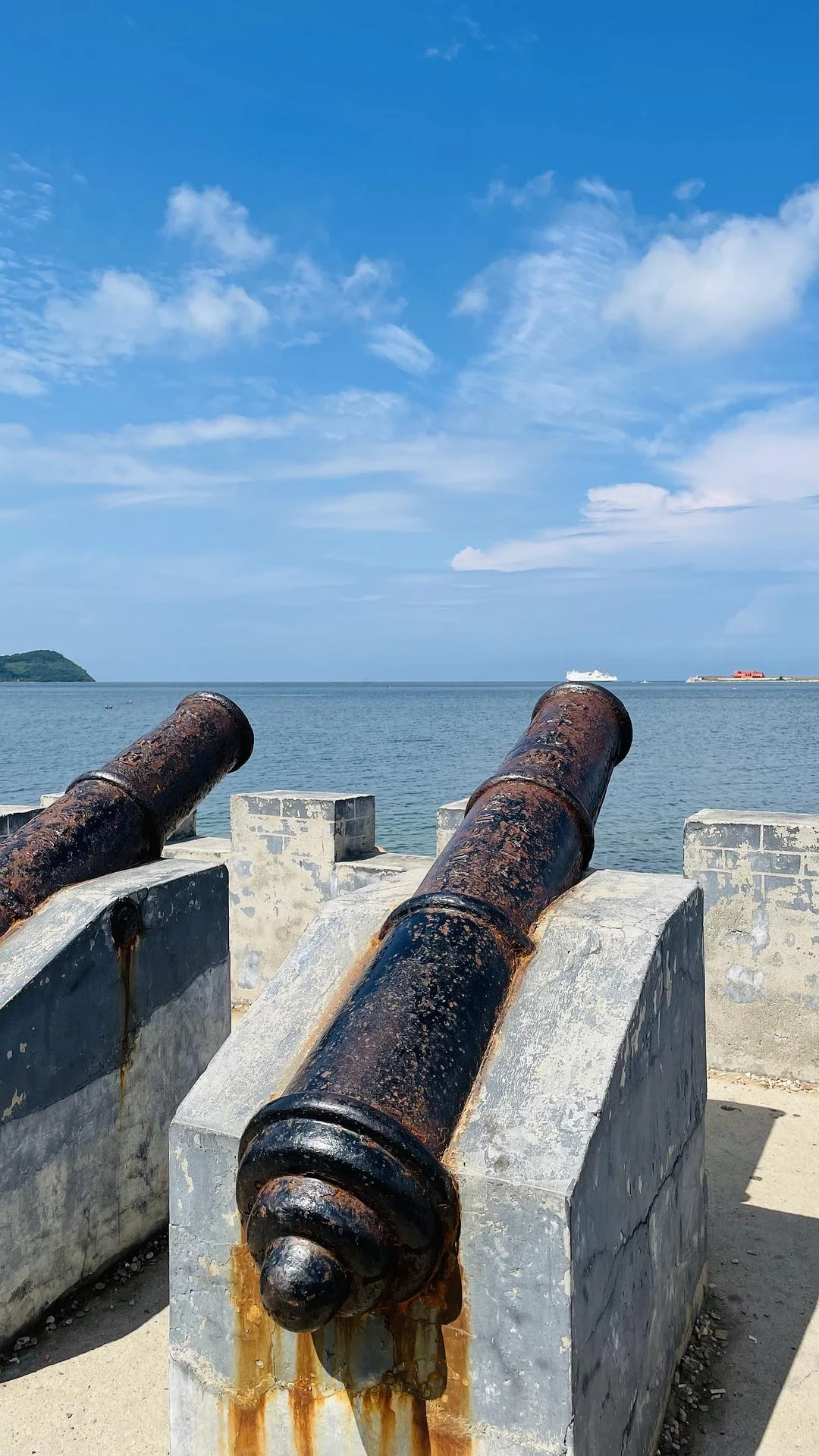 城里的天空有点阴沉
🏝️海边的天空倒是很蓝 - 图6