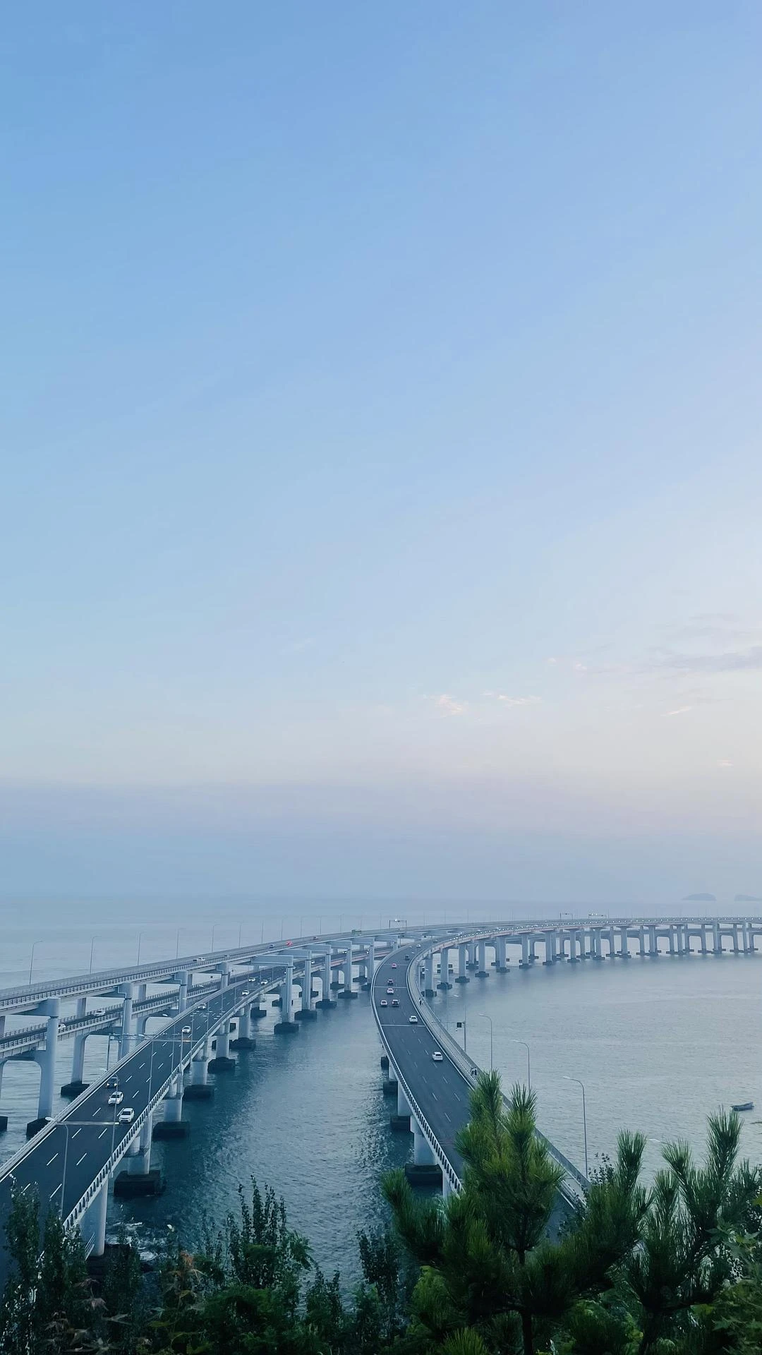 站在海边，感受着海风轻拂脸 - 图1